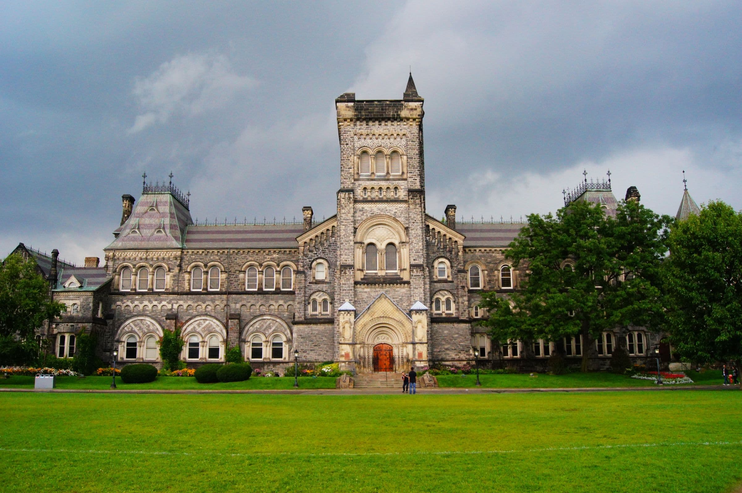 Campus universitaire canadien avec pelouse et bâtiment néogothique — ViaOrizon