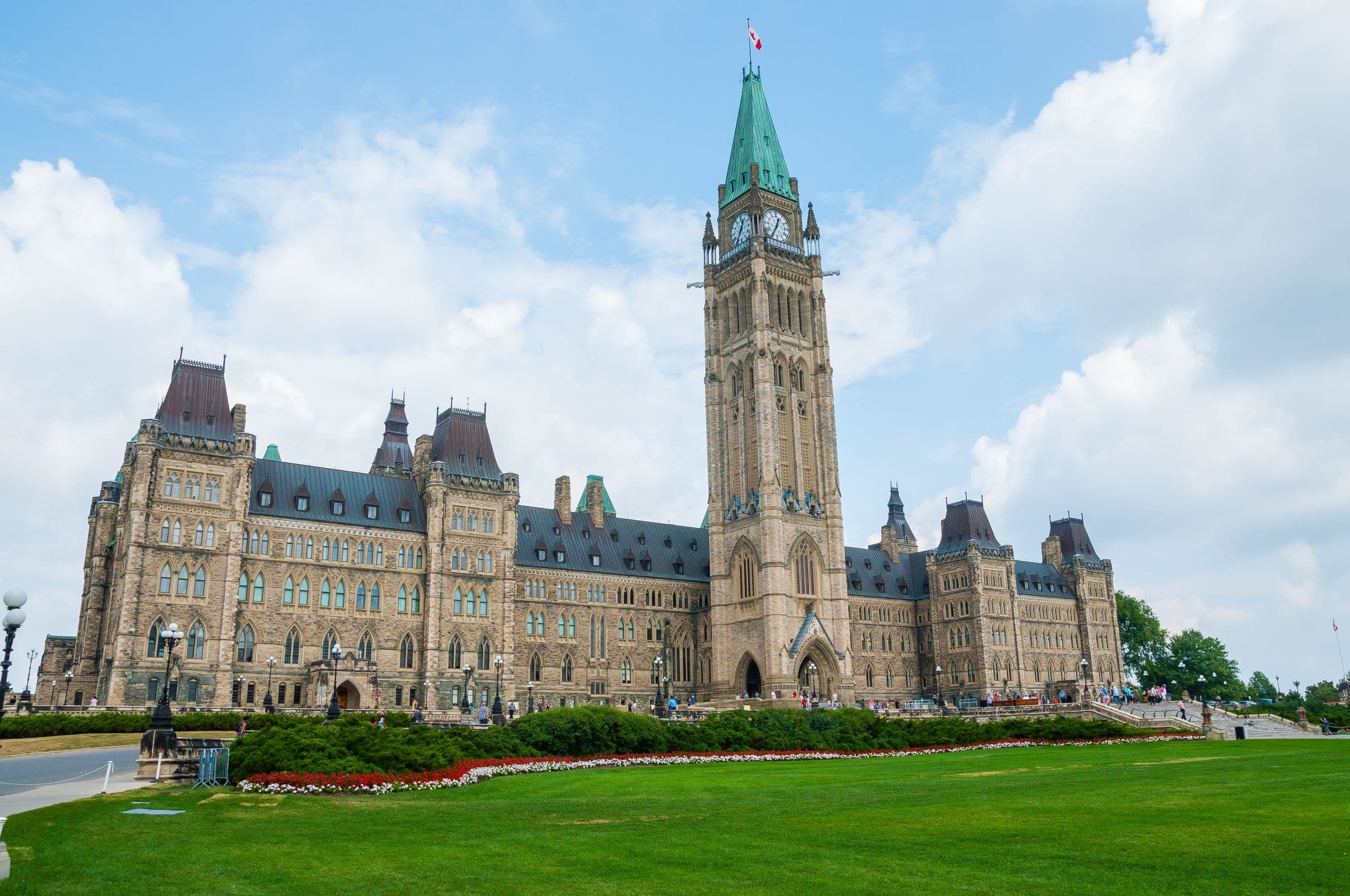 Parlement du Canada à Ottawa sous un ciel bleu — ViaOrizon