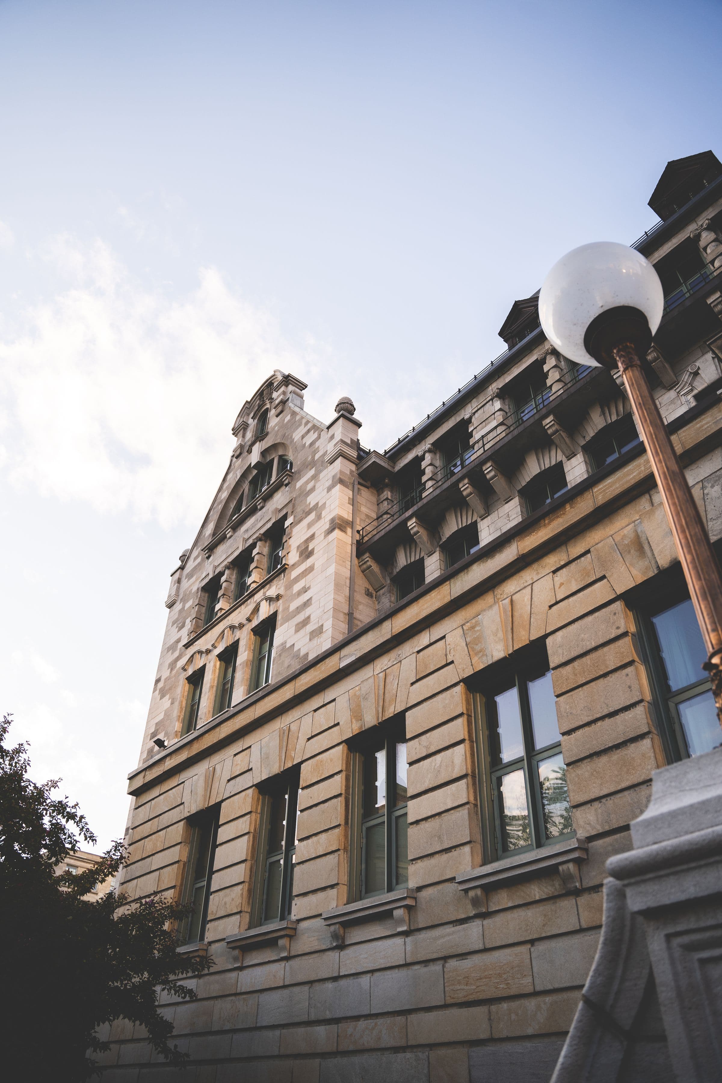 Bâtiment universitaire classique à Montréal — ViaOrizon