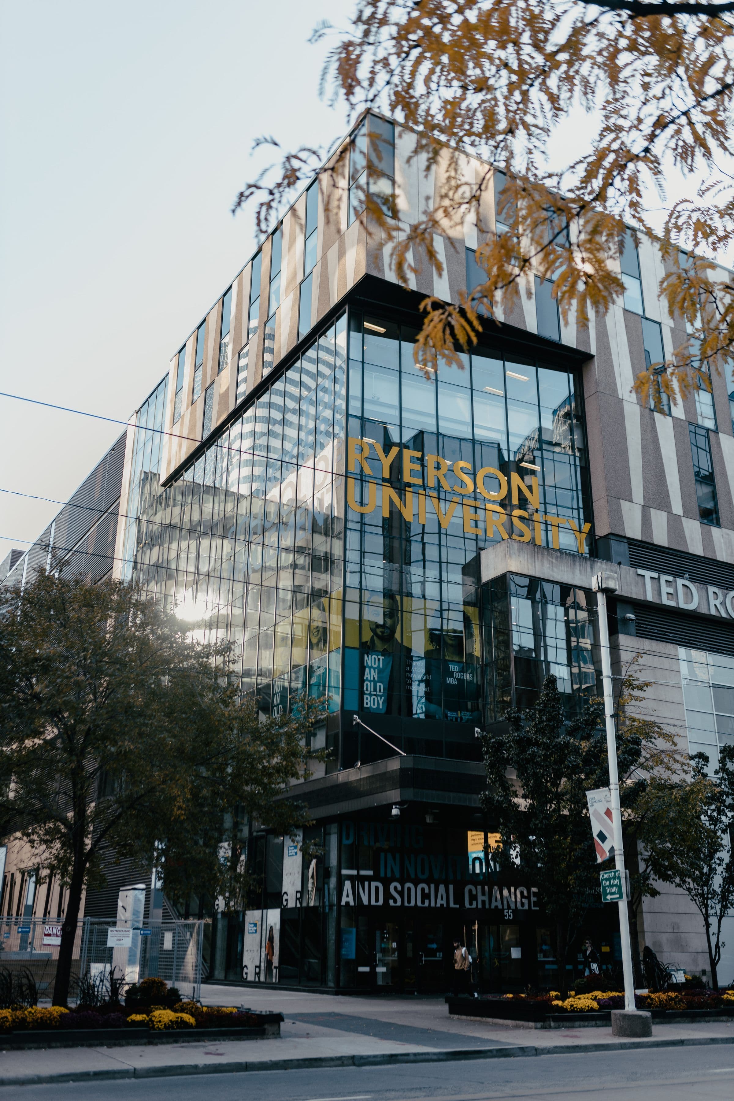 Façade moderne d'une université canadienne en verre et acier — ViaOrizon