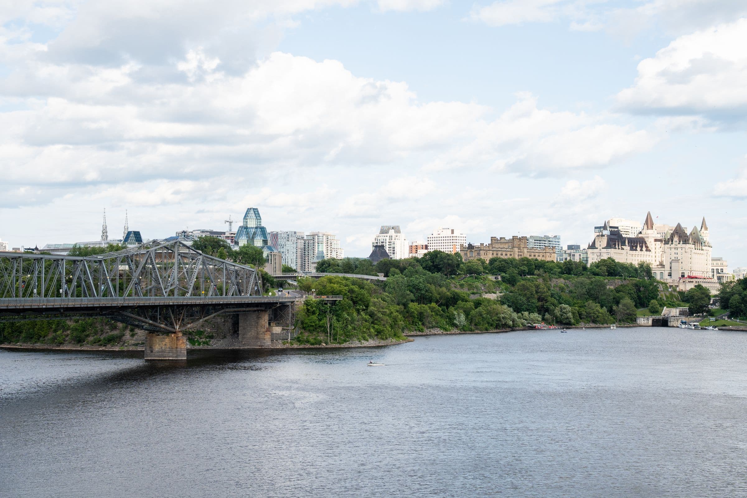 Horizon d'Ottawa avec le pont Alexandra et la rivière des Outaouais — ViaOrizon