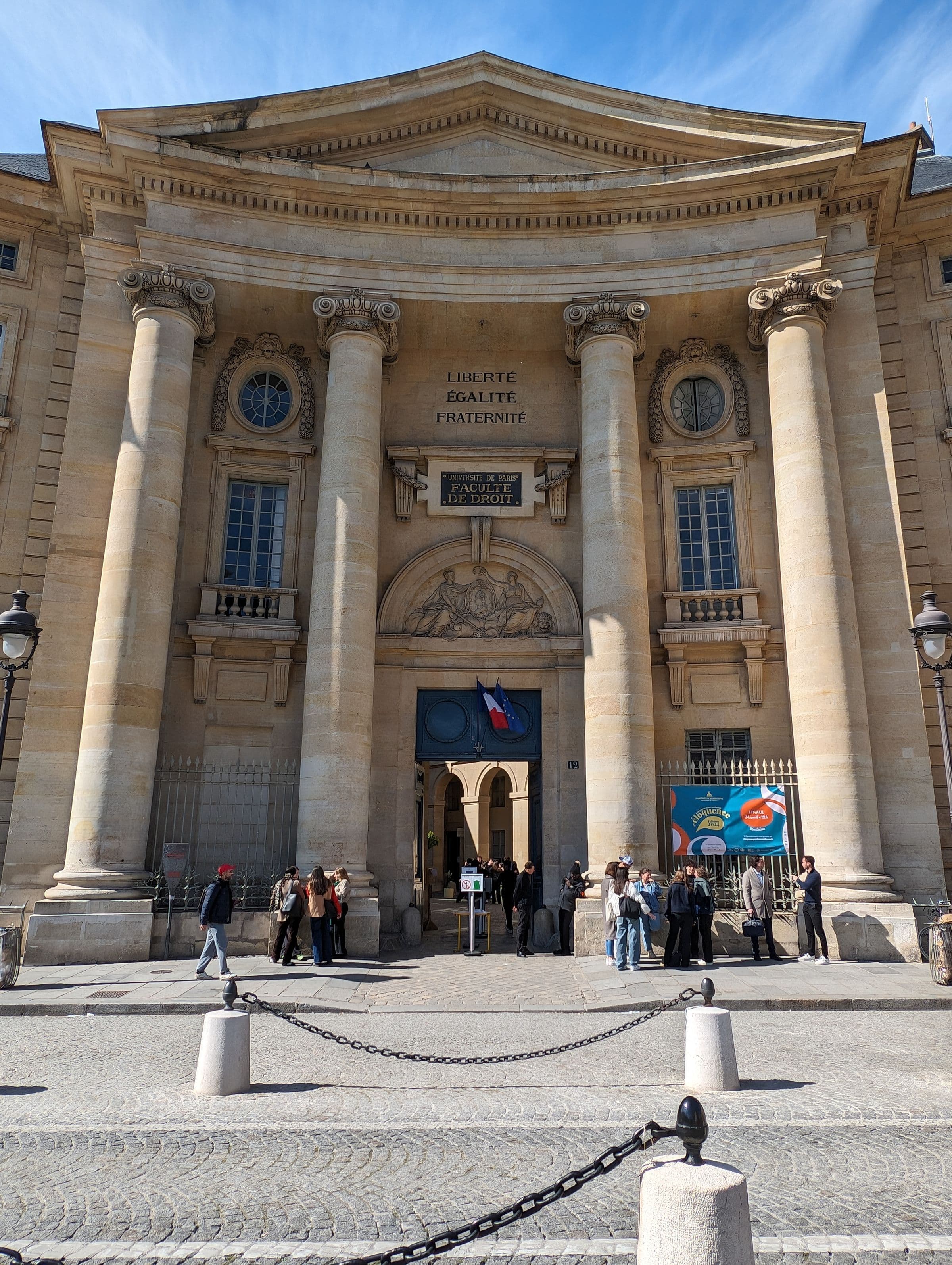 Faculté de droit de Paris avec colonnes classiques — ViaOrizon