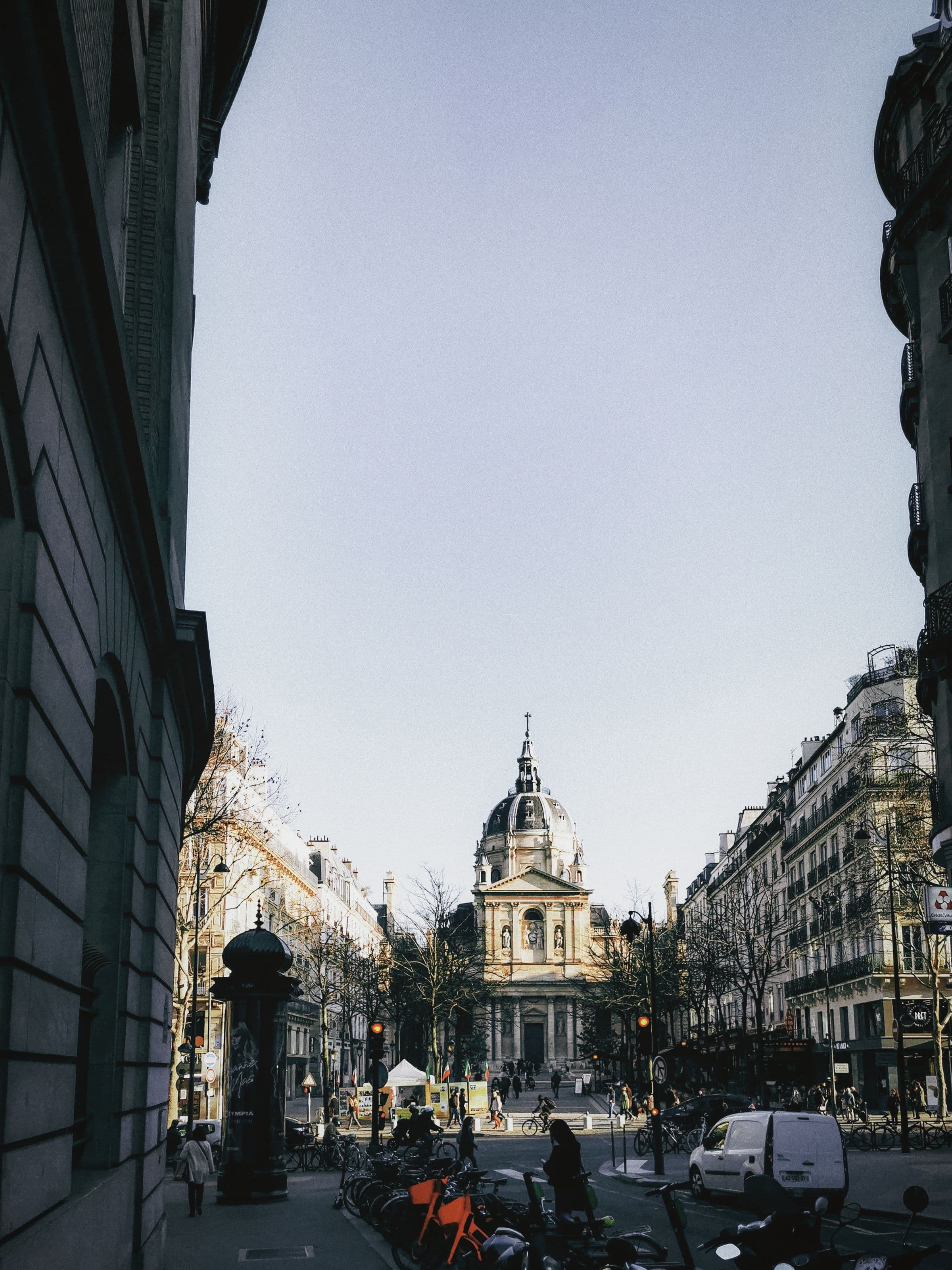 Rue parisienne avec architecture haussmannienne et dôme de la Sorbonne — ViaOrizon