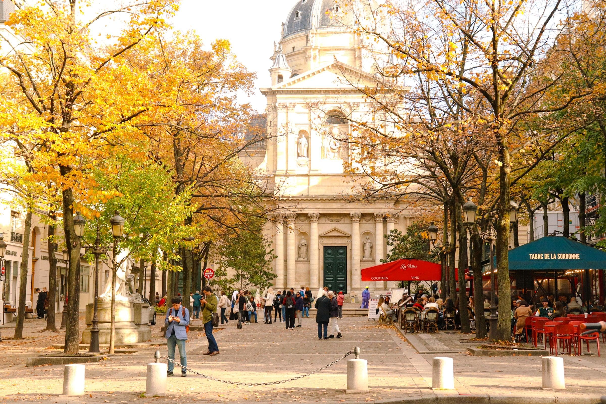 Université de la Sorbonne à Paris en automne — ViaOrizon
